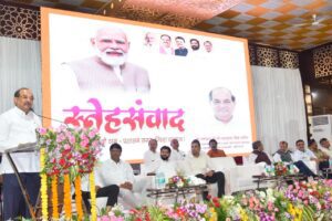 योजनांच्या अंमलबजावणीत जिल्हा राज्यात अग्रस्थानी-पालकमंत्री विखे पाटील;नव्याने रुजु झालेले आणि बदलून गेलेल्या आधिका-यांचा सन्मान सोहळा