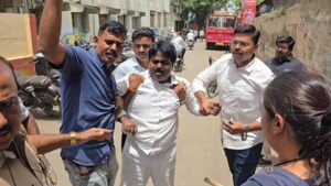 आंदोलकांनी अनुभवला खाकी वर्दीतला देवदूत;पोलीस कॉन्स्टेबलने वाचवले आत्मदहनाचा प्रयत्न करणाऱ्याचे प्राण