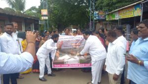 आ.ओगले यांच्या फोटोला मारले जोडे;दत्तनगर- टिळकनगर चौफुलीवर ‘जोडे मारो’ आंदोलन;विधानमंडळातील तक्रार मागे घेण्याची मागणी