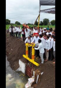 अशक्य वाटणारे काम पूर्ण करून दाखवले-मा.खा. विखे पाटील;मोरवाडी व गोरक्षवाडी येथे बंदिस्त नलिका वितरण प्रणालीचा लोकार्पण सोहळा