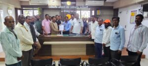 मंत्री विखे पाटलांच्या आदेशाचे तात्काळ पालन करा;विस्थापित व्यापाऱ्यांचे प्रांताधिकाऱ्यांना निवेदन