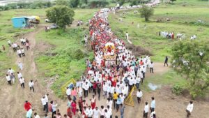 शनीदेवगाव सप्ताहाचा पहिल्याच दिवशी विक्रम;लाखो भाविकांची हजेरी;सप्ताहस्थळी पुरणपोळीचा घेतला आस्वाद