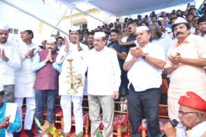 मंत्री विखे पाटलांनी भरली नाथसागराची खणानारळाने ओटी;अनेक वर्षाच्या कालखंडानंतर नाथसागर भरल्याचे समाधान-ना. विखे पाटील
