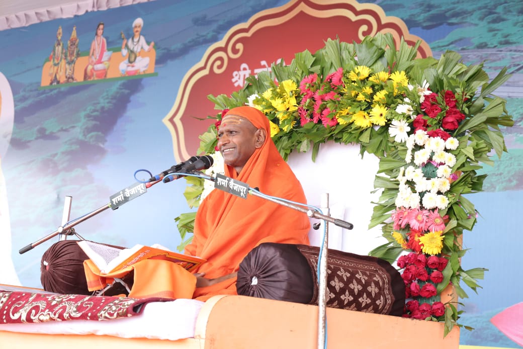 आतंकवादाला धर्माशी जोडणे चुकीचे;भगवा आतंकवाद नसतो सिद्ध झाले-महंत रामगिरी महाराज; सप्ताहात चार लाखांहून अधिक भाविकांची उपस्थिती