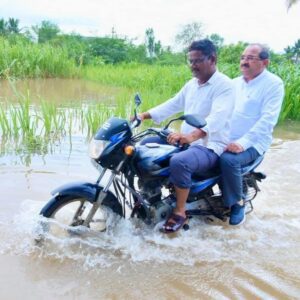 पालकमंत्री विखे पाटील मोटरसायकलवरून थेट पूरग्रस्तांच्या मदतीला;नुकसानग्रस्त नागरिकांना दिला धीर