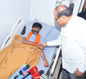 समितीची कार्यपध्दती ठरविण्याबाबत बैठक घेणार-मंत्री विखे पाटील;जरांगेंची भेट घेत तब्येतीची केली विचारपूस