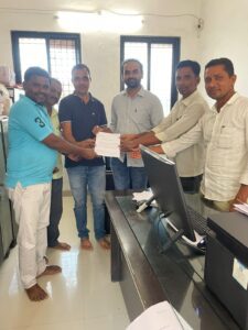 बस स्टॅंड व स्वच्छतागृहासाठी रास्तारोकोचा इशारा;प्रवाशी,महीला व विद्यार्थ्यांची कुचंबणा