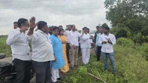 आ.हेमंत ओगले पोहचले थेट शेतकऱ्यांच्या बांधावर;नुकसानग्रस्त शेतकऱ्यांना दिला धीर