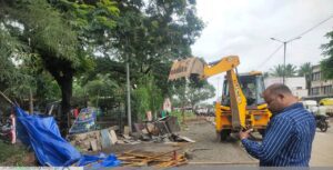 रात्रीतून उभ्या केलेल्या टपऱ्यांवर नगरपालिकेचा हातोडा; श्रीरामपूर-नेवासा रोडवरील अतिक्रमणावर धडक कारवाई