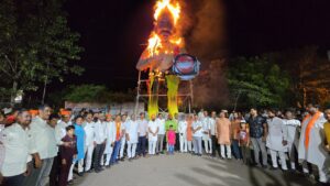 ‘बोकांडी’ स्लोगन लिहलेल्या रावणाचे श्रीरामपूरात दहन;निवडणुकीपूर्वी राजकीय तर्कवितर्कांना सुरुवात