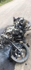 श्रीरामपूरात पुन्हा थरार;नाऊरच्या दोन तरुणांवर चॉपरने वार;संतप्त ग्रामस्थांनी दोन दुचाकी गाड्या पेटवून देत दोघांना पकडले