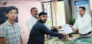 शेतकऱ्यांच्या कर्ज खात्यांवरील ‘होल्ड’ काढून शासन मदत मिळू द्या;हरिहर फाउंडेशनचे तहसीलदारांना निवेदन