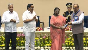 राष्ट्रपती द्रौपदी मुर्मू यांच्या हस्ते जलसंपदा विभागाचा गौरव;मंत्री विखे पाटील यांनी स्वीकारला पुरस्कार