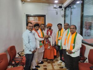 नगराध्यक्षपदाचे उमेदवार श्रीनिवास बिहाणी यांना  रामगिरी महाराजांचे आशीर्वाद;महंतांचा आशीर्वाद ही माझ्यासाठी मोठी ताकद-बिहाणी