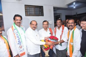 श्रीरामपूर शहराचा विकास वेगाने करण्यावर भर-पालकमंत्री विखे पाटील;उबाठा गटाचे डॉ.महेश शिरसागर यांचा भाजपात प्रवेश