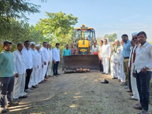 खानापूर–उंदीरगाव शिवरस्त्याच्या कामाला प्रारंभ;पालकमंत्री विखे पाटील यांच्या विशेष निधीतुन रस्त्याचे काम