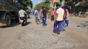 श्रीरामपुरातील रस्त्यांवरील खड्डे बुजवण्याचे काम सुरू;आ.ओगले आणि नगराध्यक्ष ससाणे यांचा पुढाकार