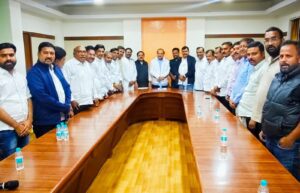 श्रीरामपुरातील अतिक्रमणधारकांना न्याय देऊ-पालकमंत्री विखे पाटील यांचे आश्वासन;भाजपच्या नगरसेवकांनी घेतली ना.विखे यांची भेट