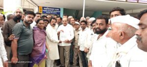 आठ दिवसात विस्थापित व्यापाऱ्यांच्या पुनर्वसनाचा प्रश्न निकाली काढू-पालकमंत्री विखे पाटील यांचे आश्वासन