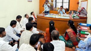 भाजपचे मुख्याधिकाऱ्यांच्या दालनात ठिय्या आंदोलन;मैलामिश्रित पिण्याच्या पाण्याची चौकशी करा