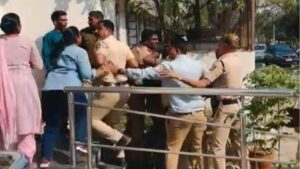 ‘त्या’ नराधम शिक्षकाला न्यायालयाच्या आवारातच बदडले;संतप्त महिलांकडून बेदम चोप