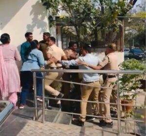 नराधम आरोपी शिक्षकावर कडक कारवाई करा;महाराष्ट्र राज्य महिला आयोगाचे निर्देश