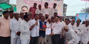 जमीन वाटपात कुणीही राजकारण केले तर बदडून काढू;आकारी पडीत शेतकऱ्यांचा गर्भित इशारा