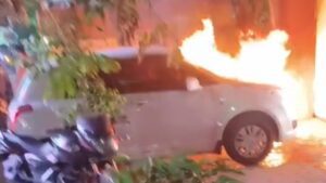 पोलीस कर्मचाऱ्याच्या कारने घेतला अचानक पेट;रामनवमी उत्सवातील मोठा अनर्थ टळला