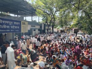 हक्काच्या जमिनींसाठी शेतकऱ्यांनी पोलीस ठाण्याच्या आवारातच पेटवल्या चुली;आकारी पडीत शेतकऱ्यांचे जेलभरो आंदोलन