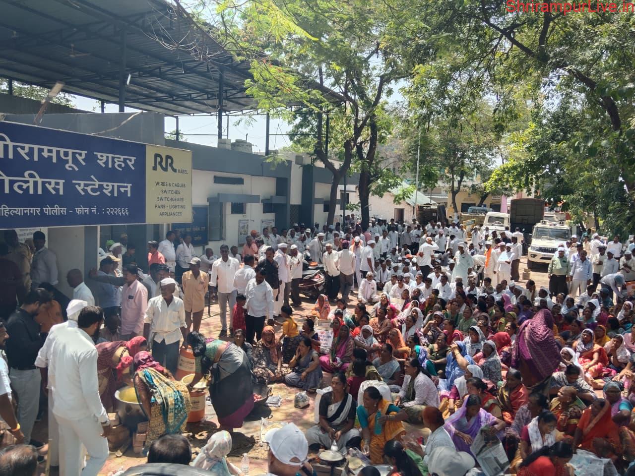 हक्काच्या जमिनींसाठी शेतकऱ्यांनी पोलीस ठाण्याच्या आवारातच पेटवल्या चुली;आकारी पडीत शेतकऱ्यांचे जेलभरो आंदोलन