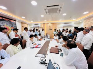 आकारी पडीत शेतकऱ्यांची मुख्यमंत्र्यांसोबत 6 मे ला बैठक;शेतकऱ्यांच्या जमीन मोजणीनंतरच उद्योगाला जमीन-महसूलमंत्री बावनकुळे